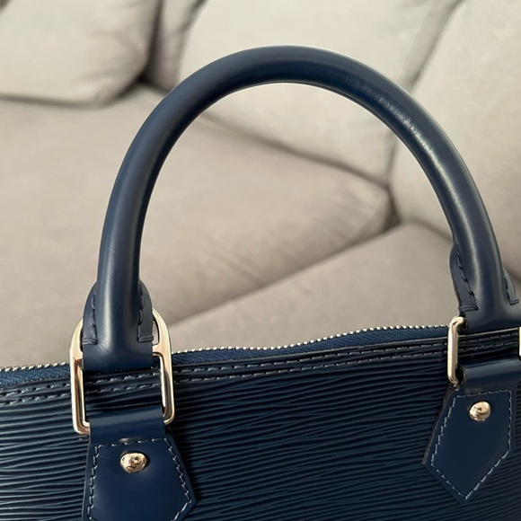 LV Alma PM/100% authentic. Almost new condition. Only worn a few times. - Picture 8 of 14